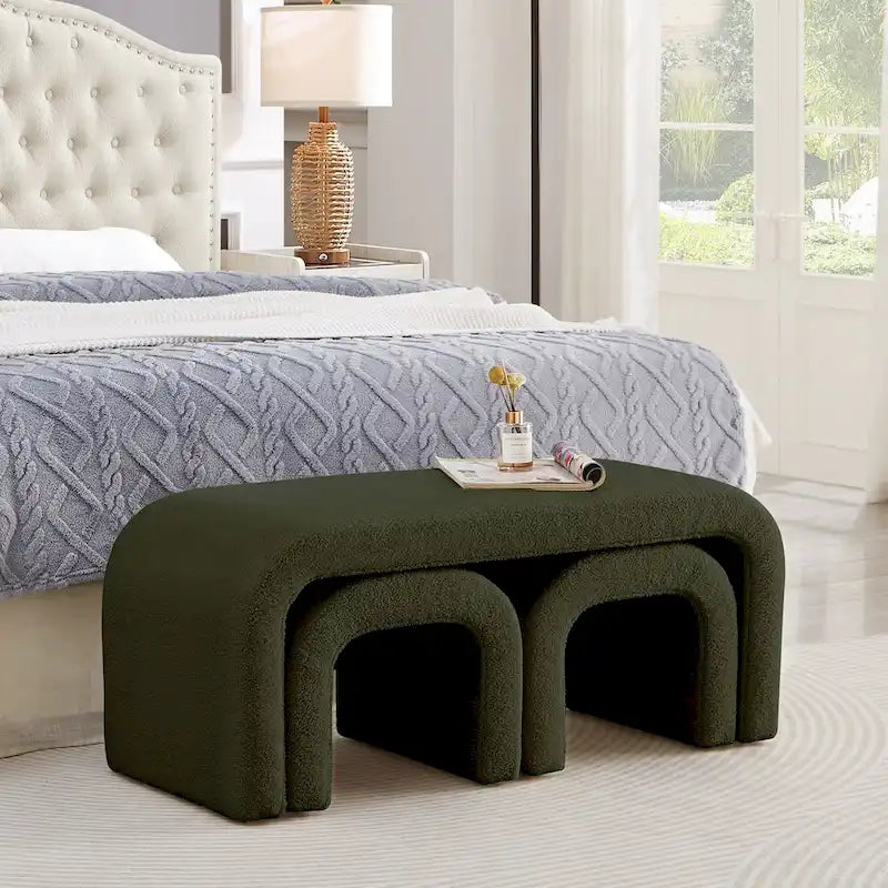 Ensemble petit canapé trois places et pouf