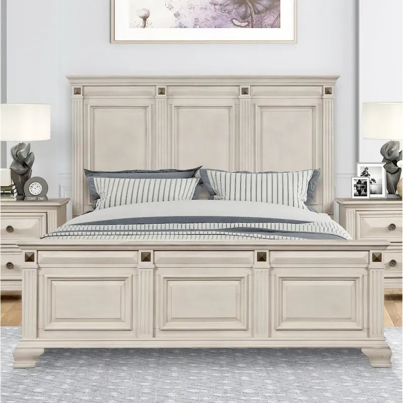 Chambre à coucher en bois d'aspect vieilli parchemin avec lit à panneaux, commode, miroir, table de chevet, chiffonnier