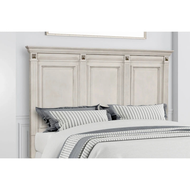 Chambre à coucher en bois d'aspect vieilli parchemin avec lit à panneaux, commode, miroir, table de chevet, chiffonnier