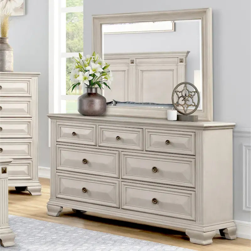 Chambre à coucher en bois d'aspect vieilli parchemin avec lit à panneaux, commode, miroir, table de chevet, chiffonnier