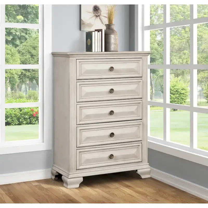 Chambre à coucher en bois d'aspect vieilli parchemin avec lit à panneaux, commode, miroir, table de chevet, chiffonnier