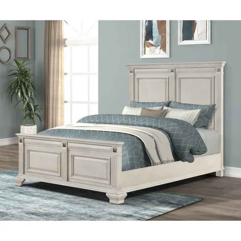 Chambre à coucher en bois d'aspect vieilli parchemin avec lit à panneaux, commode, miroir, table de chevet, chiffonnier