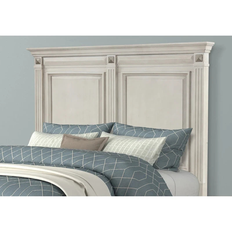 Chambre à coucher en bois d'aspect vieilli parchemin avec lit à panneaux, commode, miroir, table de chevet, chiffonnier