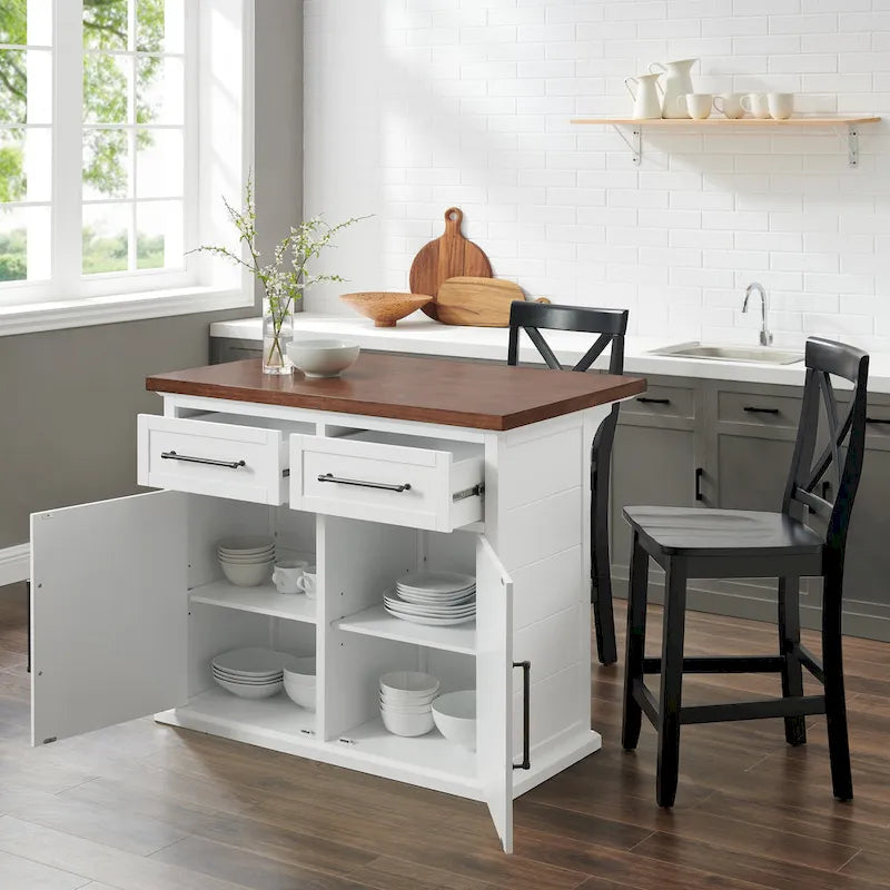 Îlot de cuisine avec comptoir en bois (associé à des tabourets hauts avec dossiers en forme de X)