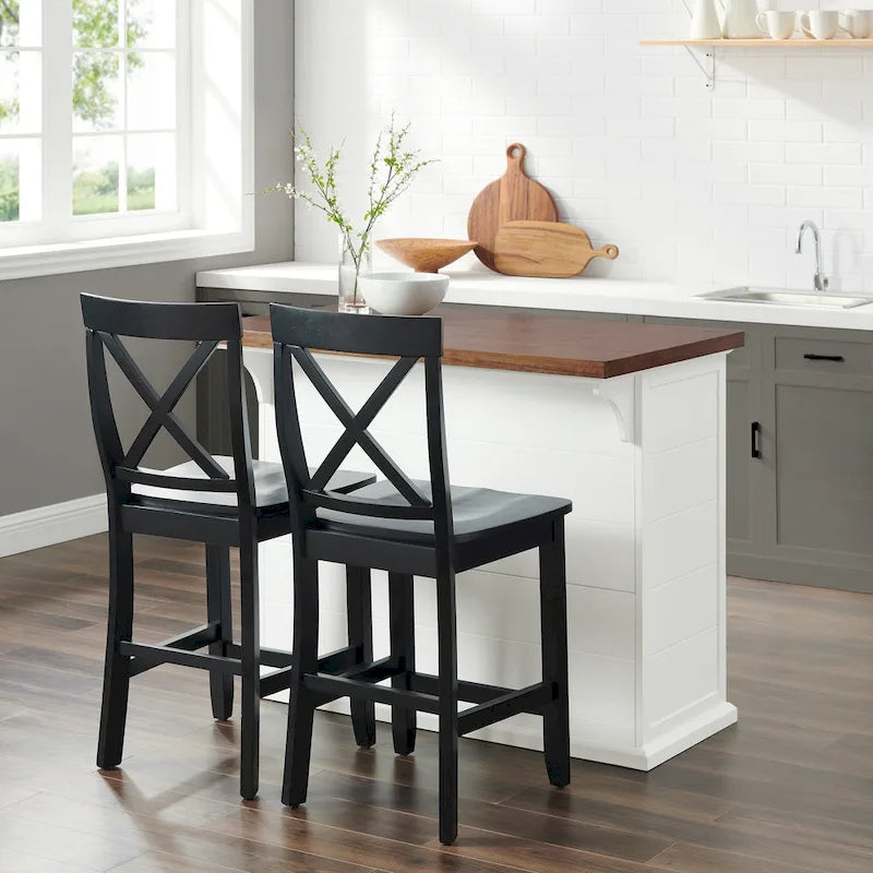 Îlot de cuisine avec comptoir en bois (associé à des tabourets hauts avec dossiers en forme de X)