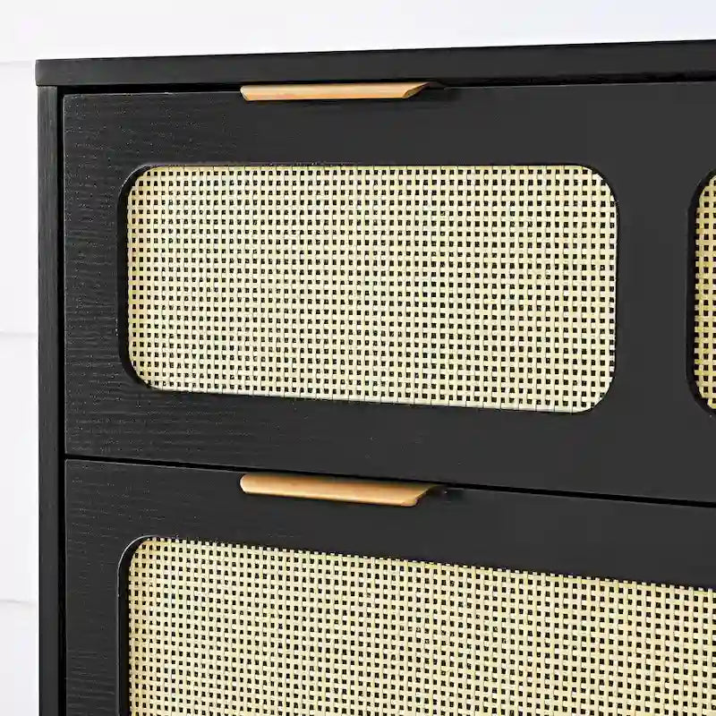 Commode moderne en rotin avec de grands tiroirs et des poignées en métal
