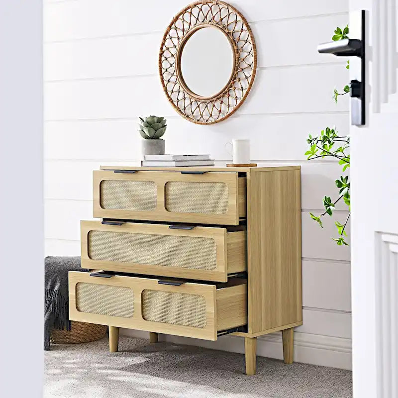 Commode moderne en rotin avec de grands tiroirs et des poignées en métal