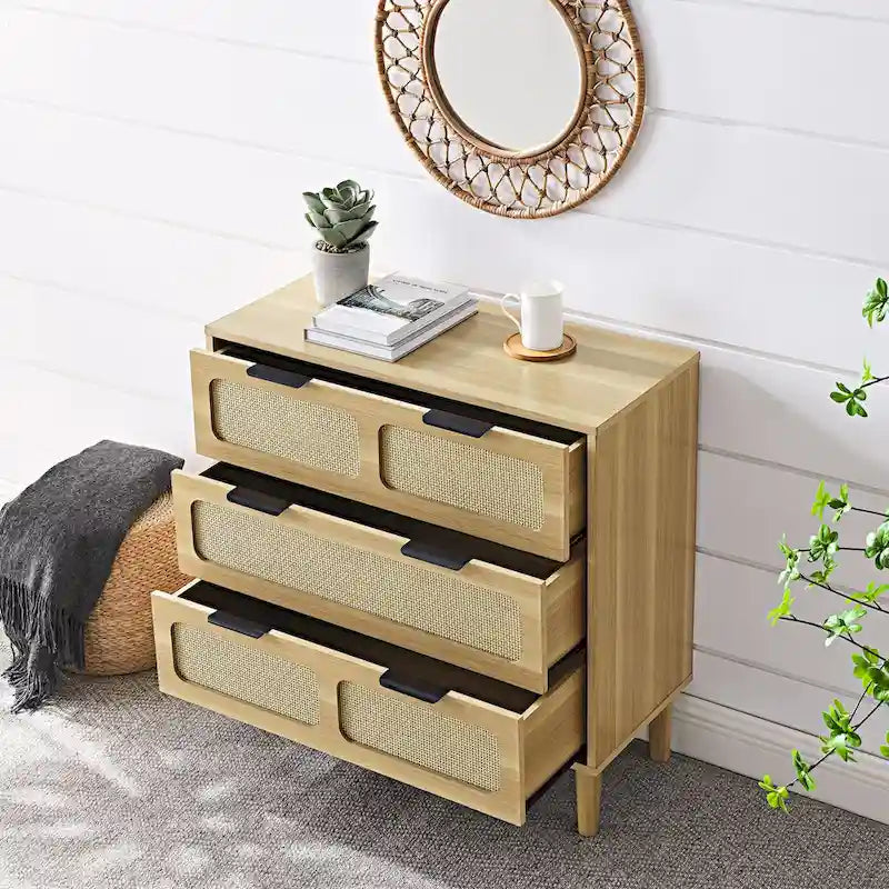 Commode moderne en rotin avec de grands tiroirs et des poignées en métal