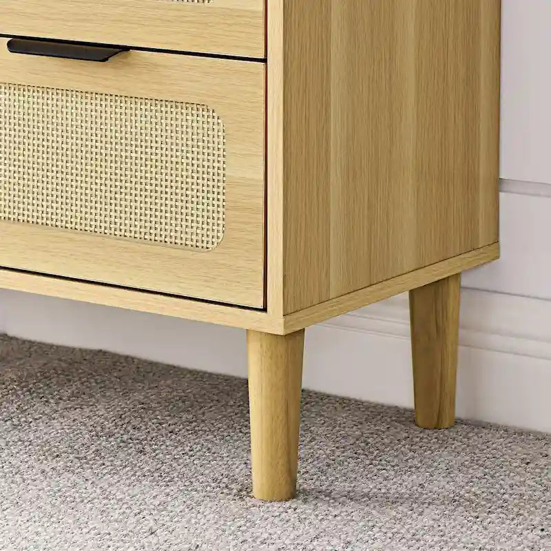 Commode moderne en rotin avec de grands tiroirs et des poignées en métal
